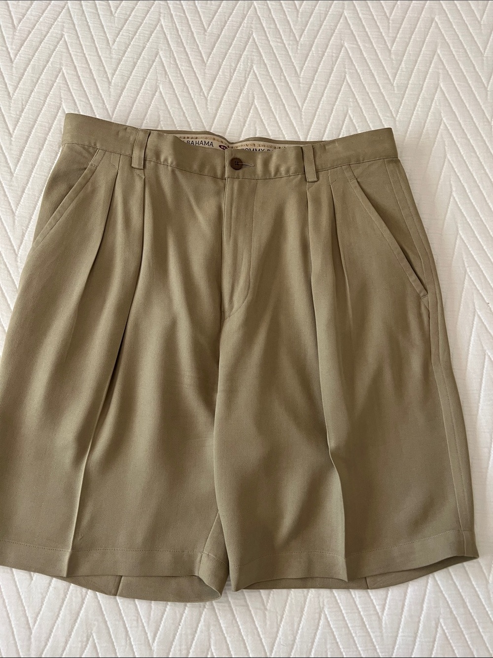 Tommy Bahama Men's pleated Front Shorts in Olive